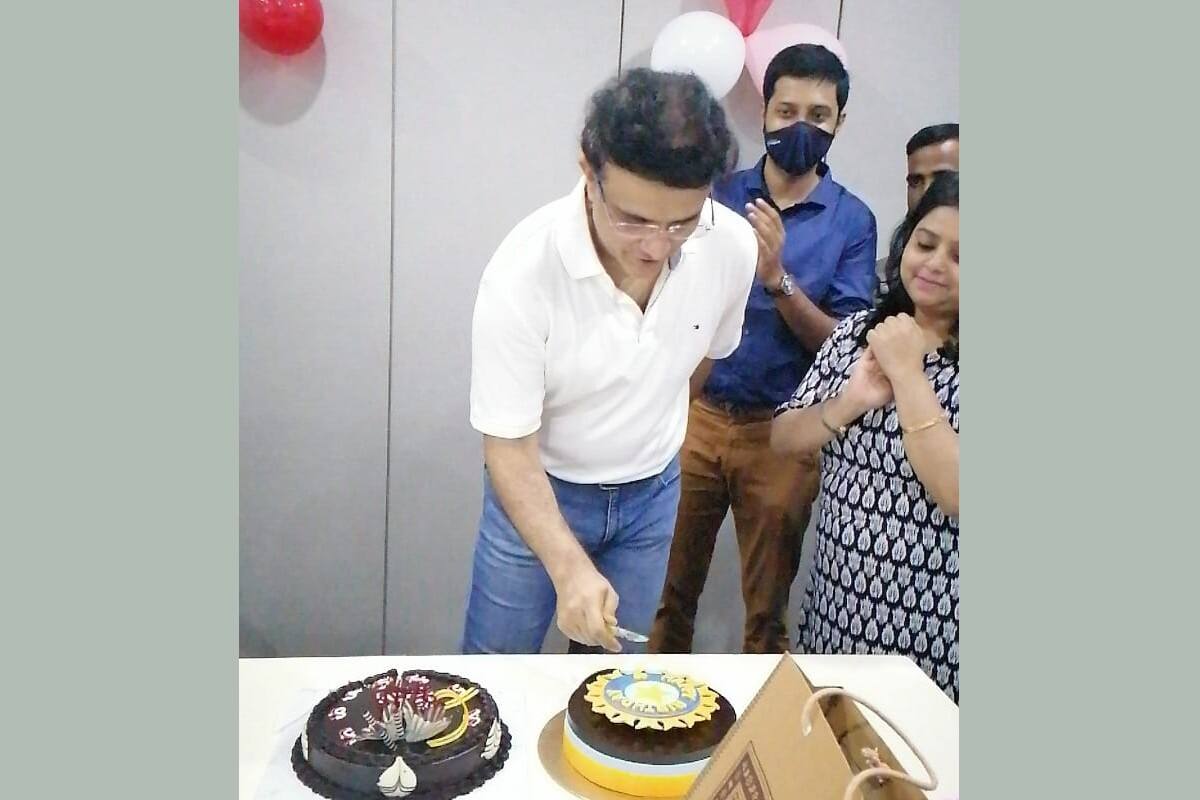 এদিন নিজের অফিসে কেক কাটলেন সৌরভ। উপহারও পেলেন বেশ কয়েকটি।