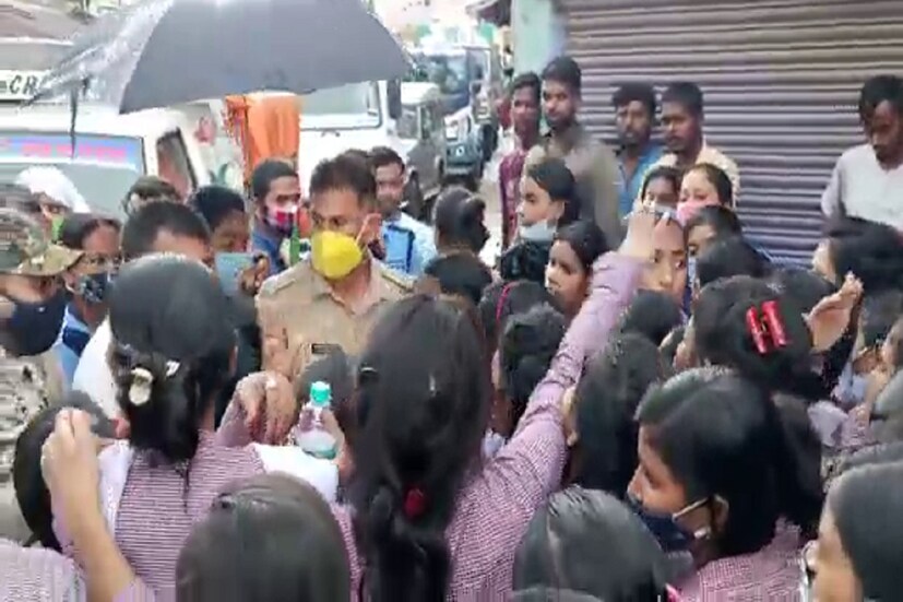 *কিন্তু, পুলিশের বোঝানোর পরেও ওঠেনি অবরোধ। উচ্চ মাধ্যমিকের অকৃতকার্য হওয়ার জন্য স্কুল কর্তৃপক্ষ এবং উচ্চমাধ্যমিক সংসদের ওপর দোষ চাপিয়ে ক্ষোভে ফেটে পড়েন যাত্রীরা। স্কুল কর্তৃপক্ষ সংসদের সঙ্গে যোগাযোগ করে খারাপ ফল খতিয়ে দেখার আশ্বাস দিলেও পরিস্থিতি নিয়ন্ত্রণে আসেনি। উল্টে স্কুলে তালা ঝুলিয়ে দেয় বিক্ষোভকারীরা। স্কুলের ভেতরে আটকে থাকেন প্রধান শিক্ষিকা-সহ অন্যান্যরা।