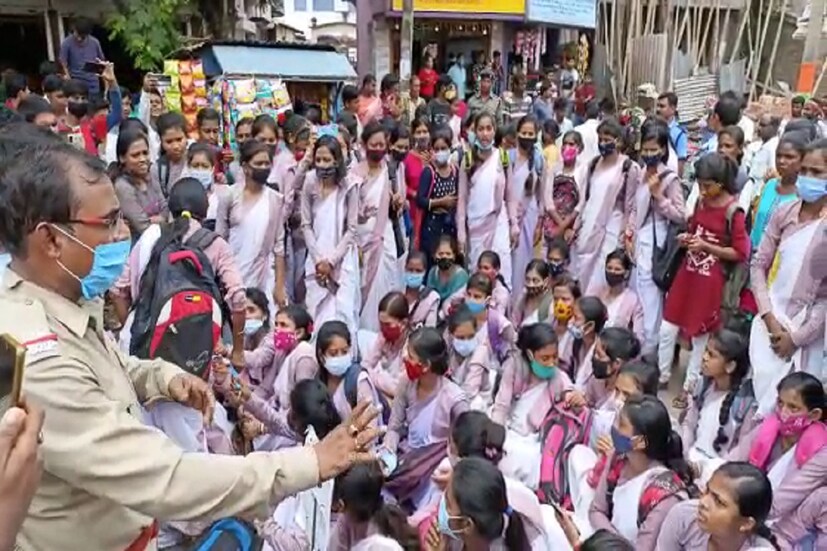 *স্কুলের বেশিভাগ ছাত্রী উচ্চমাধ্যমিকে অকৃতকার্য। তার জেরে শনিবার দিনভর তুমুল বিক্ষোভ মালদহের হবিবপুরের বুলবুলচন্ডীতে। রাস্তায় নেমে একটানা প্রায় চার ঘণ্টা ধরে ব্যস্ততম রাজ্য সড়ক অবরোধ করে রাখলেন উচ্চমাধ্যমিকের অকৃতকার্য ছাত্রীরা। এমনকী অঝোর বৃষ্টির সময়েও রাস্তা থেকে সরে যায়নি ছাত্রীরা। বিক্ষোভ চলাকালীন অসুস্থ হয়ে পড়েন এক আন্দোলনকারী ছাত্রী। শেষপর্যন্ত বিকেল নাগাদ লাঠি উঁচিয়ে আন্দোলনকারীদের রাস্তা থেকে সরিয়ে দেয় হবিবপুর থানার পুলিশ। তথ্য ও ছবিঃ সেবক দেব শর্মা। 