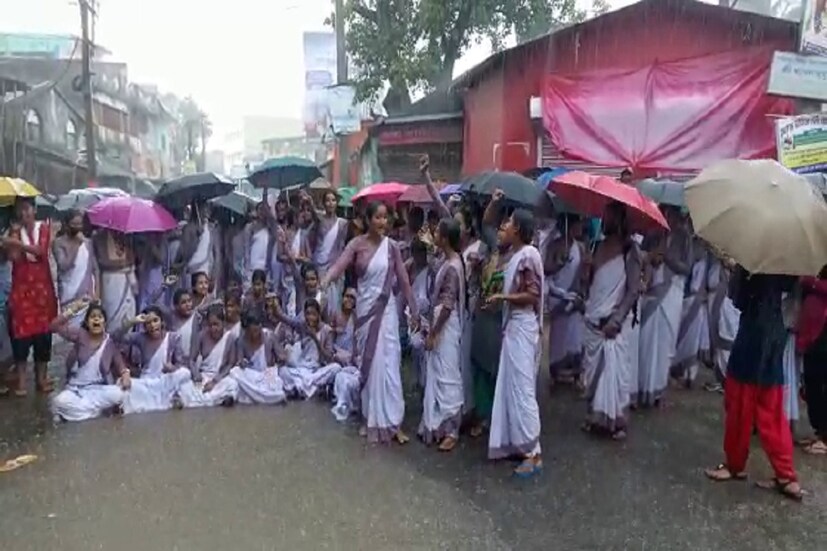 *এ দিনের অবরোধের জেরে ব্যস্ততম রাজ্য সড়কে প্রচুর গাড়ির ভিড় জমে যায়। ওই সময়ে এলাকা দিয়ে যাচ্ছিলেন হবিবপুরের বিজেপি বিধায়ক জুয়েল মূর্মু। বিক্ষোভ দেখে ছাত্রীদের সঙ্গে প্রধান শিক্ষকের সঙ্গে কথা বলতে যান বিধায়ক। সেইসময় ভারপ্রাপ্ত প্রধান শিক্ষিকা ঝুম্পা মজুমদারের সঙ্গে বিধায়কের কার্যত বচসা বাঁধে। খারাপ ভালোর জন্য ছাত্রীদের কোনও অঘটন ঘটলে দায় কে নেবে? এ নিয়ে বিধায়ক প্রশ্ন তুলতেই উত্তেজনা ছড়ায়। দীর্ঘক্ষন অবরোধ চলা চলার পর এলাকায় পৌঁছয় বাড়তি পুলিশ বাহিনী। লাঠি উঁচিয়ে ছাত্রীদের ছত্রভঙ্গ করে পুলিশ। আন্দোলনের সময় অসুস্থ এক ছাত্রী চিকিৎসাধীন বুলবুলচন্ডী গ্রামীণ হাসপাতালে। স্কুলের ভারপ্রাপ্ত প্রধান শিক্ষিকা জানিয়েছেন, স্কুলের এত সংখ্যক ছাত্রীর অকৃতকার্য হওয়ার কথা নয়। মার্কশিট তৈরিতে কোথাও ভুল হয়ে থাকতে পারে। বিষয়টি নিয়ে ইতিমধ্যেই সংসদ কর্তৃপক্ষের সঙ্গে কথা হয়েছে। ছাত্রীদের নম্বর সংক্রান্ত নথিপত্র নিয়ে সোমবার সংসদ কর্তৃপক্ষের সঙ্গে যোগাযোগ করবে স্কুল কর্তৃপক্ষ।