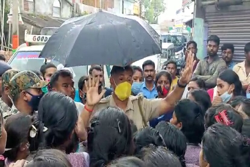*এ দিকে, এ দিন উচ্চমাধ্যমিকের খারাপ ফলের প্রতিবাদে আন্দোলনের সময় ওই রাস্তা দিয়ে যাচ্ছিলেন হবিবপুরের বিজেপি বিধায়ক জয়েল মুর্মু। বিক্ষোভের জেরে রাস্তায় আটকে পড়ে বিধায়কের গাড়ি। এরপর ছাত্রীদের সঙ্গে স্কুলে গিয়ে প্রধান শিক্ষকের সঙ্গে কথা বলার সময় বচসা ও বিতর্কে জড়িয়ে পড়েন স্থানীয় বিধায়ক। তাঁর বিরুদ্ধে ছাত্রীদের প্ররোচনা দেওয়ার অভিযোগ তোলেন স্কুলের ভারপ্রাপ্ত প্রধান শিক্ষিকা।