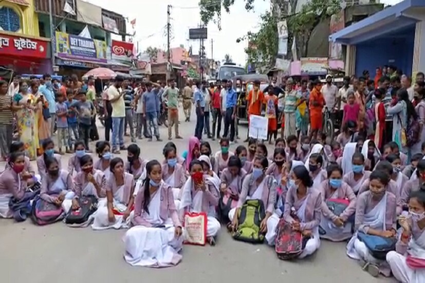 *জানা গিয়েছে, বুলবুলচন্ডীর আরএন রায় গার্লস হাইস্কুলে এ বার উচ্চমাধ্যমিকে অত্যন্ত খারাপ ফলাফল হয়েছে। স্কুলের ১৬১ জন নিয়মিত উচ্চমাধ্যমিক পরীক্ষার্থীর মধ্যে পাস করেছে মাত্র ৬৪ জন। অর্থাৎ স্কুলের বেশিরভাগ ছাত্রী অকৃতকার্য। শুক্রবার বিকেলে এই স্কুলের ছাত্রীরা মালদহ শহরে জেলা বিদ্যালয় পরিদর্শক (মাধ্যমিক)-র অফিসে ধর্না অবস্থান চালায়। এরপর আজ সকাল থেকে স্কুলের কাছে মালদা- নালাগোলা রাজ্য সড়ক বন্ধ করে শুরু হয় বিক্ষোভ, আন্দোলন। রাস্তায় বসে পড়ে যান চলাচল স্তব্ধ করে দেন উচ্চমাধ্যমিকের ছাত্রীরা। খবর পেয়ে এলাকায় পৌঁছে যায হবিবপুর থানার পুলিশ।