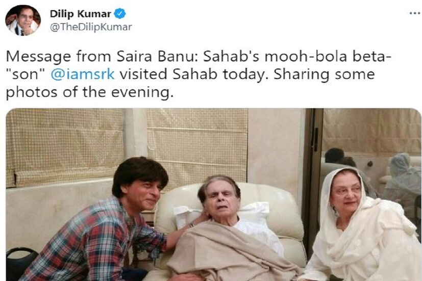 *কিছু বছর আগে দিপীল কুমার অসুস্থ হয়ে পড়েন৷ বয়স জনিত কারণেই এই অসুস্থতায় পড়েন তিনি৷ তখন তাঁর সঙ্গে দেখা করতে যান শাহরুখ৷ সেখানে গিয়ে দিলীপ কুমার ও সায়রা বানু, দু’জনের সঙ্গেই দেখা হয় শাহরুখের৷ ট্যুইটে সায়রা বানু জানান যে তাদের মুহ বোলা বেটা শাহরুখ এসেছিলেন দেখা করতে৷ সেই সন্ধের কিছু ছবিও পোস্ট করা হয়৷ 