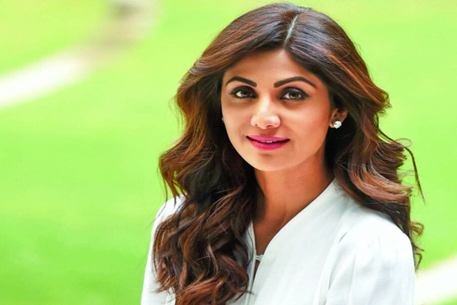  বলিউড অভিনেত্রী শিল্পা শেট্টি কুন্দ্রার (Shilpa Shetty Kundra) স্বামী ও ব্যবসায়ী রাজ কুন্দ্রাকে (Raj Kundra) সোমবার গভীর রাতে গ্রেফতার করেছে মুম্বই পুলিশের ক্রাইম ব্রাঞ্চ। অশ্লীল ছবি তৈরি করা ও তা বিভিন্ন অ্যাপের মাধ্যমে ছড়িয়ে দেওয়ার অভিযোগে গ্রেফতার হন তিনি। তার পর থেকে কার্যত মুখে কুলুপ এঁটেছিলেন শিল্পা।