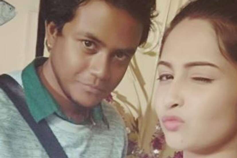 শোক প্রকাশ করতে গিয়ে এক‌‌টি লম্বা আবেগঘন পোস্ট করেছেন শ্রীমা। তিনি লিখছেন, পরিযায়ী পাখিদের ঠিকানা…আমি তোর সাম্রাজ্যে বয়ে চলা বর্তমানের এক প্লাবন নদী/ তুই হলি উপন্যাসের গল্প ,আর আমারা এক একটা অধ্যায়। তোর চোখের পাতায় বিশ্বাস বাঁচে/ যা স্বপ্ন দেখাত আমাদের।। নিস্তব্ধ মোহ কাটিয়ে বলতে যে চাই অনেক কথা, কিন্তু তুই বড্ড বেশি দূরে/ দেখা হবে বন্ধু বাড়ি ফেরার সুরে।। ঠিকএমন এভাবে তুই বেঁচে থাকবি আমাদের স্বভাবে।