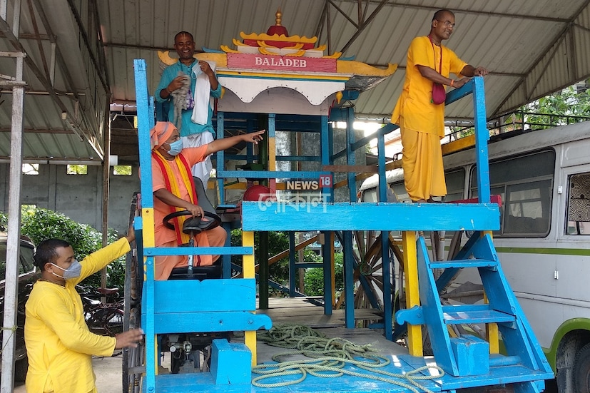 তাঁর কথায়, &#039;মন্দিরে বা যাত্রায় কেউ প্রবেশ করতে চাইলে ৫০ জনের বেশি থাকবে না। আমরা চাই না এই উৎসব মানুষের ক্ষতি ডেকে আনুক। তাই বাড়িতে বসেই রথযাত্রা উপভোগ করা শ্রেয়। রথের যে চিরাচরিত নিয়ম সেই নিয়ম থেকে আমরা বিরত থাকছি।&#039;(Image & Inputs: ভাস্কর চক্রবর্তী)