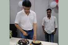 দাদার কেক কাটার মুহূর্ত দেখুন, আজ মহারাজের জন্মদিন বলে কথা! দাদার কেক কাটার মুহূর্ত দেখুন, আজ মহারাজের জন্মদিন বলে কথা!