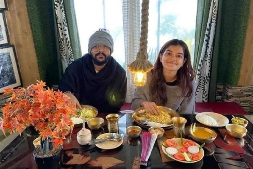 *কিন্তু পোস্টটি কিছুক্ষণ পরে ডিলিট করে দেওয়া। নিন্দুকেরা বলছেন, সৌরভ চক্রবর্তীর সঙ্গে এখনও আইনি বিচ্ছেদ হয়নি। অন্যদিকে, অনিন্দিতার সঙ্গেও সৌরভ দাসের সম্পর্ক যে বেশ ঘনিষ্ঠ, তা সকলেই জানেন। দু-জনে সম্প্রতি একটি ফ্ল্যাটও কেনেন। ফলে এখনই মধুমিতার সঙ্গে সম্পর্কের বিষয়টি সামনে আনতে চাইছেন না তাঁরা। অনেকে আবার বলছেন, ভাল বন্ধুত্বও হতে পারে। ছবিঃ ফেসবুক পেজ।   