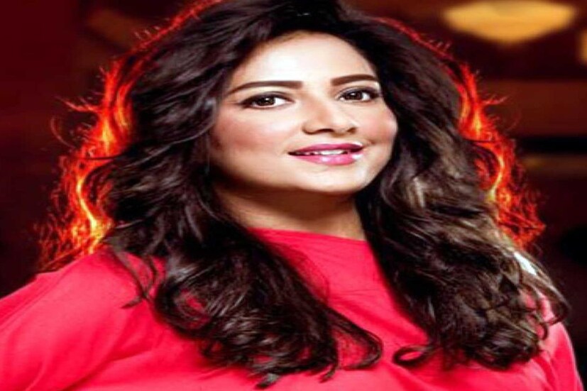 কিন্তু দুর্ভাবনায় অনুরাগীদের চোখে যেন ঘুম নেই! তাঁদের কটাক্ষ বার বার প্রত্যক্ষ ও পরোক্ষভাবে আঘাত করে চলেছে সামাজিক মাধ্যমে। তবে সেই সব ট্রলার উচিত জবাব দিতে ছাড়ছেন না শুভশ্রী। বডি শেমিং নিয়ে এতো চর্চার মধ্যেও এই ধরণের কটাক্ষ যে অত্যন্ত নিম্নরুচির পরিচয় সেকথা অবশ্য মেনে নিয়েছেন এবং প্রতিবাদও করেছেন নেটিজেনদের একাংশ।