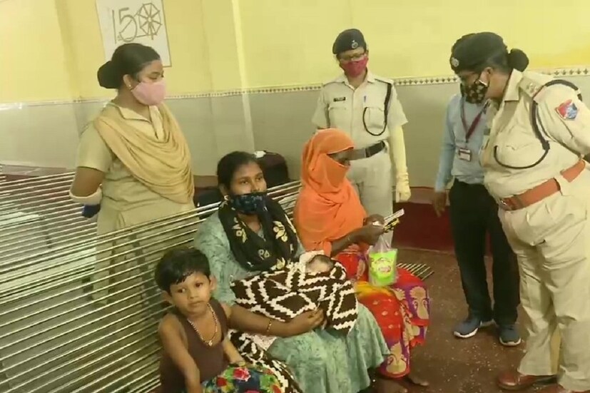 আয়েশার কথায়,  &quot; হঠাৎ তীব্র যন্ত্রনা শুরু হয়। যাঁরা আমায় আজ সাহায্য করলেন তাঁদের সকলকে ধন্যবাদ জানাই আমি এখন সুস্থ আছি। রেল কর্তৃপক্ষ আমাকে ট্রেনের টিকিটও কেটে দিয়েছেন। আমি সারাজীবন মনে রাখব ওদের কথা।&quot;