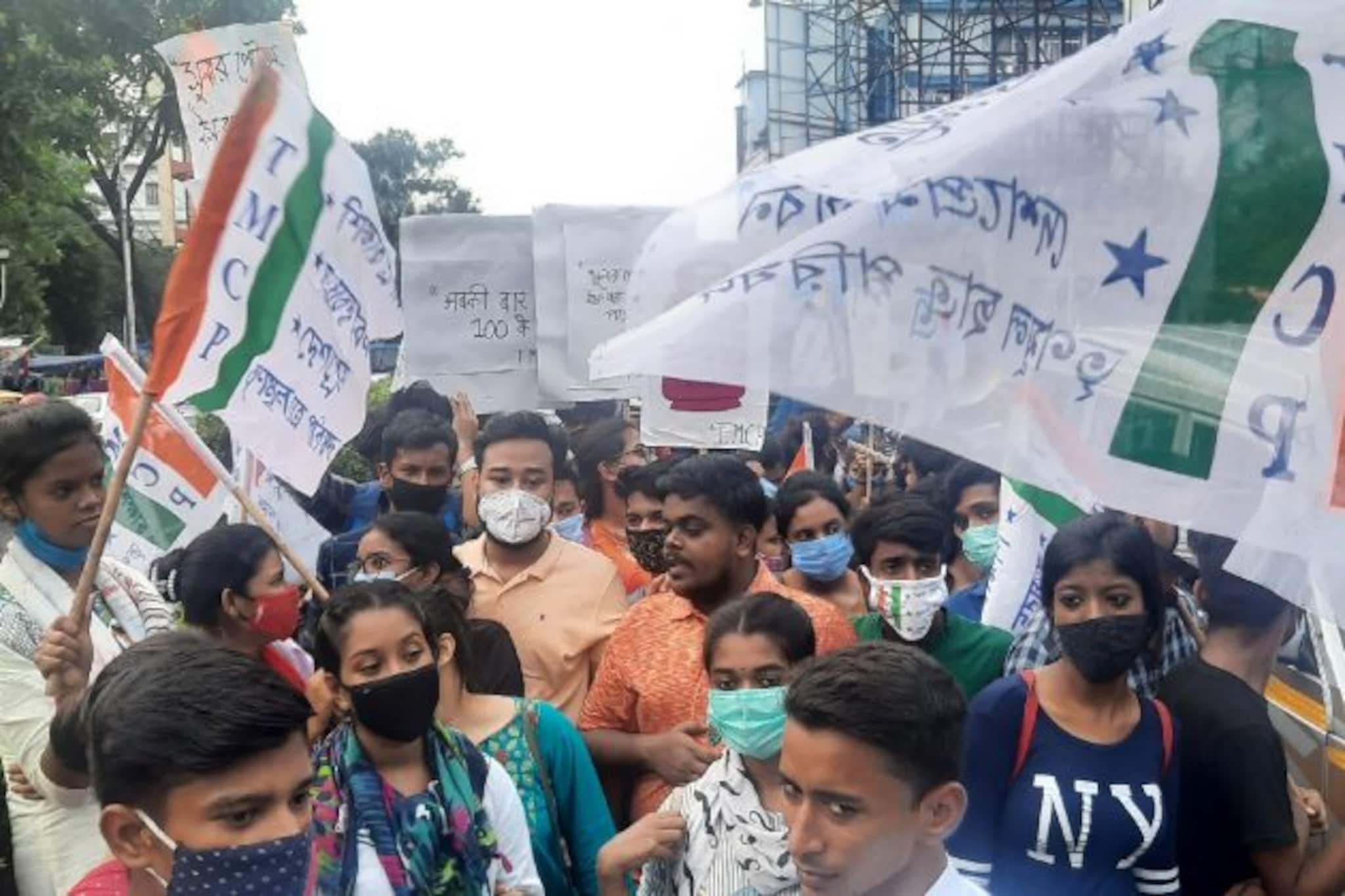 পেট্রোল-ডিজেলের অস্বাভাবিক দাম বৃদ্ধি, অভিনব প্রতিবাদে তৃণমূল ছাত্র পরিষদ
