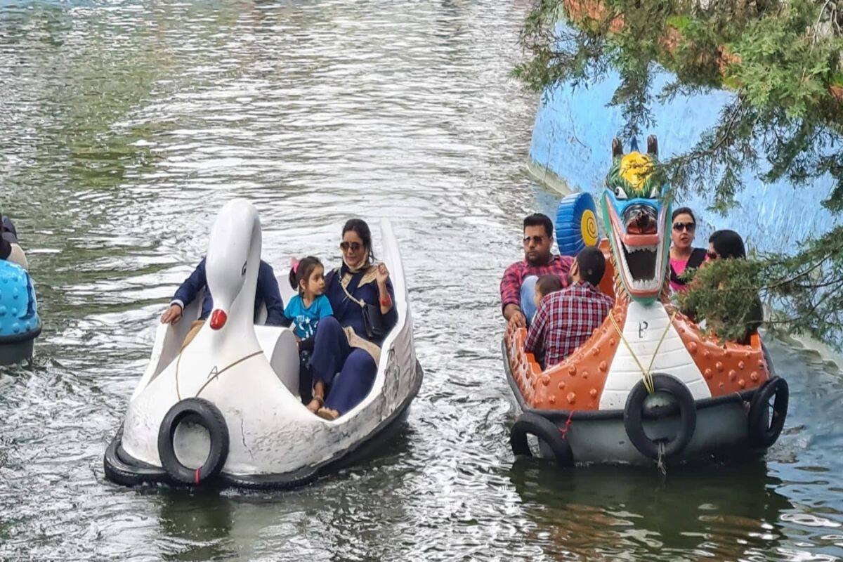 কোভিড-বিধি শিকেয়?