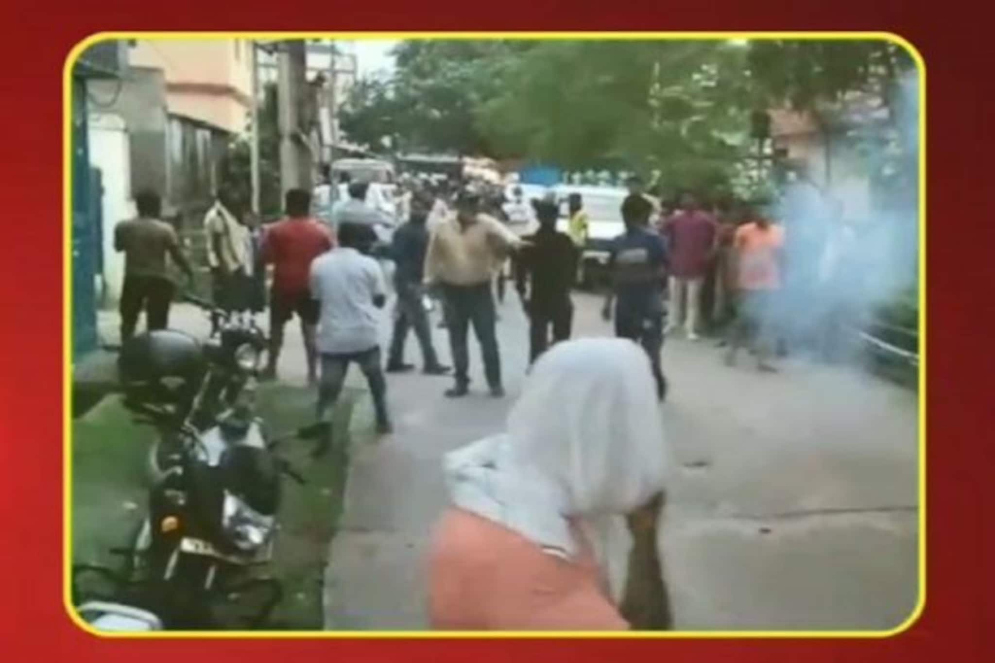 প্রাক্তন মন্ত্রীর বাড়ির সামনে উল্লাস