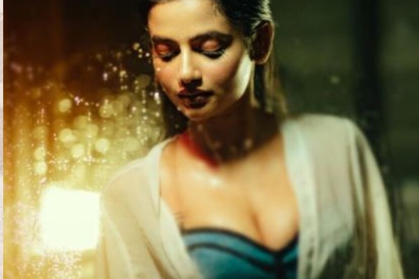 ভারতের প্রথম মহিলা চিকিৎসক কাদম্বিনী গঙ্গোপাধ্যায়ের চরিত্রে অভিনয় করেও তিনি মানুষের মন জয় করেছেন। তবে অভিনয়ের পাশাপাশি উষসীর সৌন্দর্য ও ফ্যাশন সেন্সেও কূপোকাত নেটিজেন।
