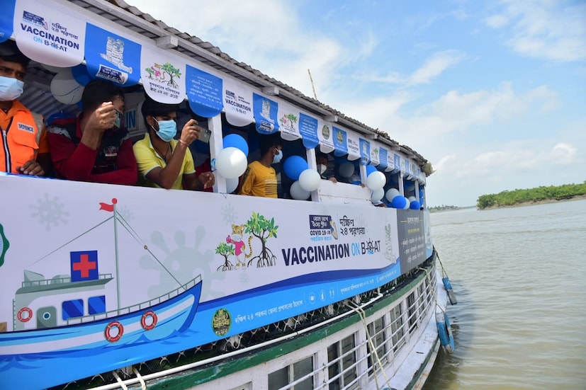 জনগণের সুরক্ষার্থে দক্ষিণ ২৪ পরগনার সুন্দরবনের গোসাবা ব্লকের কুমিরমারির জেটিঘাট এলাকায় ভ্যাকসিনেশন বোটের শুভ সূচনা করলেন জেলা শাসক পি উলগনাথন এবং জয়নগর কেন্দ্রের সাংসদ প্রতিমা মণ্ডল। 