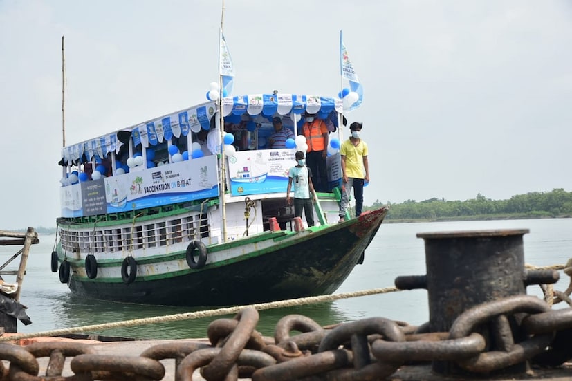 রাজ্যের মুখ্যমন্ত্রী মমতা বন্দ্যোপাধ্যায়ের উদ্যোগে চালু হয়েছে দুয়ারে ভ্যাকসিন। আর এই কাজকে এগিয়ে নিয়ে যেতে দক্ষিণ ২৪ পরগনা জেলা প্রশাসন উদ্যোগে চালু হল সুন্দরবনের জলপথে করোনা ভ্যাকসিনের টিকাকরণ কর্মসূচি। 
