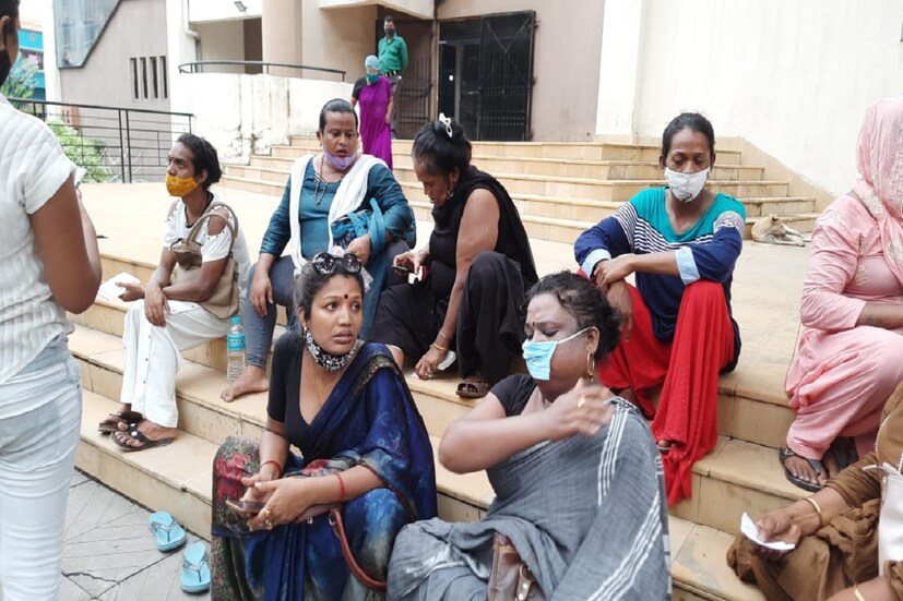 এতদিন ধরে তারা কোনও ভ্যাকসিন পাচ্ছিলেন না ৷ পুরসভার পক্ষ থেকে উদ্যোগ নিয়ে তাদের ভ্যাকসিন দেওয়ার কাজ শুরু হয়েছে ৷ এর জন্য পুরসভাকে ধন্যবাদ জানিয়েছেন তারা ৷ 