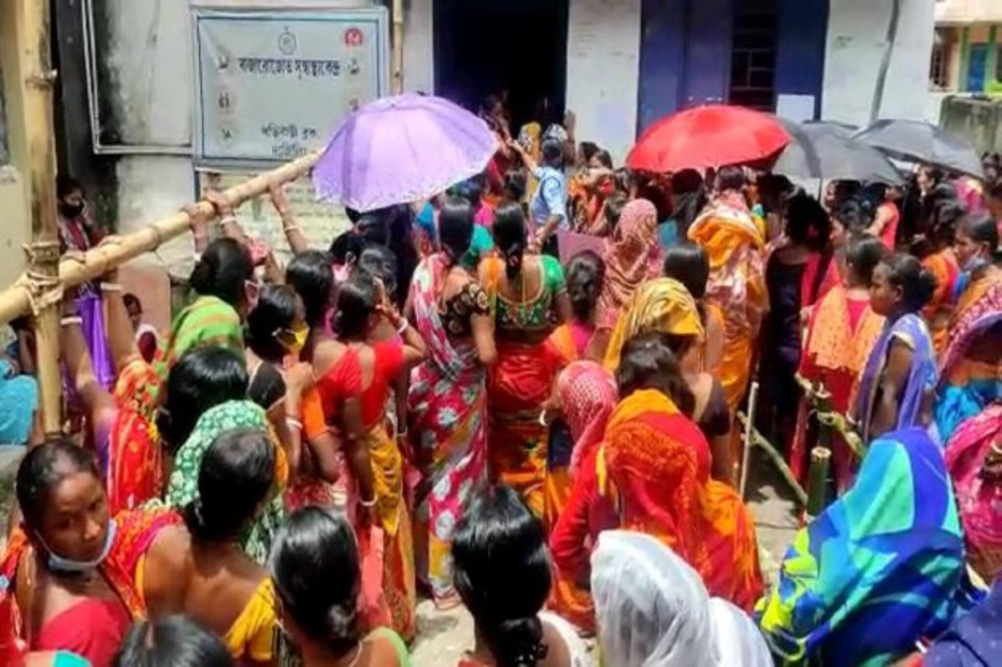 Siliguri: মিলেছে ডেল্টা প্লাস, টিকা নিতে গিয়ে একের নিঃশ্বাস অন্যের ঘাড়ে শিলিগুড়িতে!