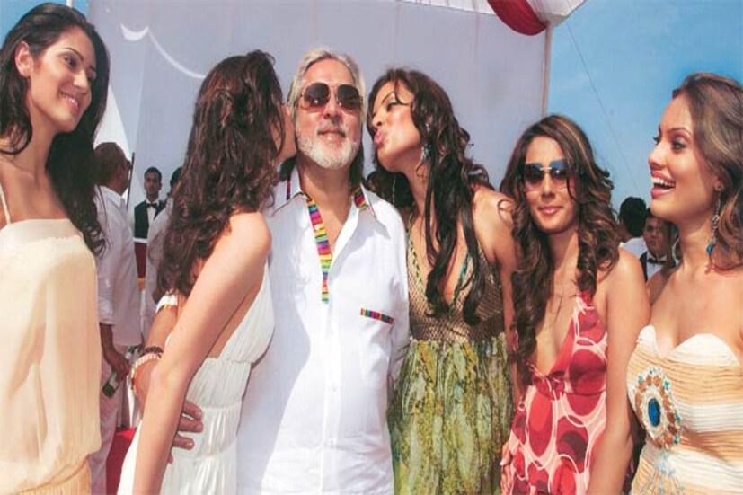 পলাতক ব্যবসায়ী বিজয় মালিয়াকে (Vijay Mallya) দেউলিয়া ঘোষণা করল লন্ডন হাইকোর্ট। সোমবার ‘স্টেট ব্যাঙ্ক অফ ইন্ডিয়া’র নেতৃত্বে সরকারি ব্যাঙ্কগুলির করা মামলায় এই রায় দেয় আদালত। জুনেই লন্ডনে ক্লাবের বাইরে দেখা মেলে বিজয় মালিয়ার (Vijay Mallya)। ব্যয়বহুল ক্লাবের বাইরে দামি গাড়ির পাশে দেখা যায় তাঁকে।
