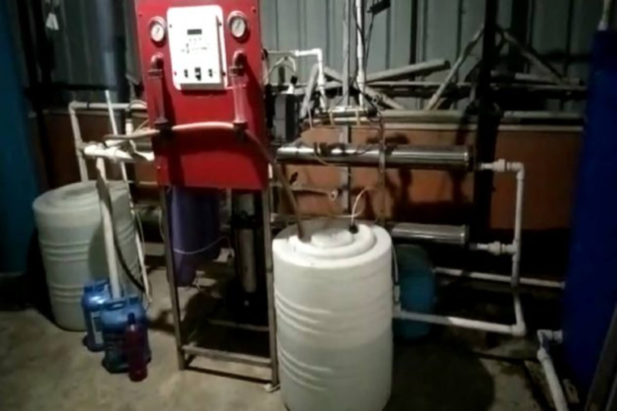 Water Problem: বাড়ির পাশেই জল কারখানা, শুকিয়ে যাচ্ছে টিউবওয়েলও! ভয় দেখাচ্ছে বারাসাত...