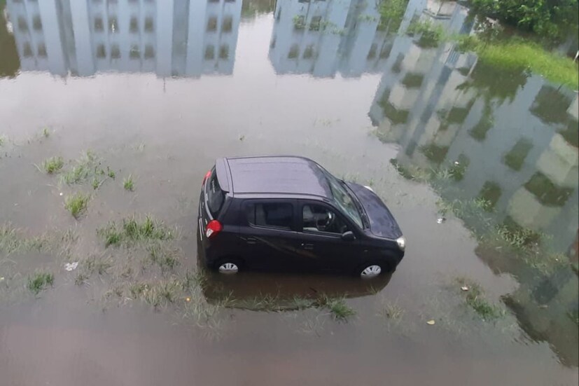 এই অবস্থায় উত্তর কলকাতা-সহ দক্ষিণ কলকাতার বিভিন্ন অংশে অল্পবিস্তর জল জমায় সমস্যা তৈরি হয়েছে। জমা জলে পরিস্থিতি যাতে আরও বিগড়ে না যায় তার জন্য কলকাতা পুরসভার ৭৪টি পাম্পিং স্টেশনের প্রায় ৪৫০টি পাম্প এই মুহূর্তে সচল রয়েছে।
