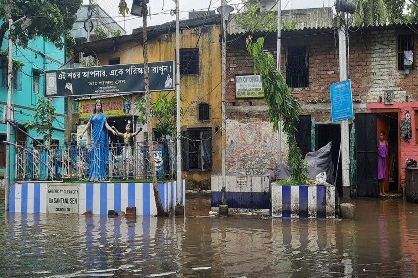 শহরের নিচু এলাকাগুলিতে যেখানে জল জমার সমস্যা রয়েছে, সেখানে অতিরিক্ত পাম্প বসিয়ে জল বের করার ব্যবস্থা করেছে পুরসভা। সকাল থেকেই পুরসভার কন্ট্রোল রুম চালু করা হয়েছে। শহরবাসী কোথাও সমস্যায় পড়লে সরাসরি কন্ট্রোল রুমে ফোন করে নিজেদের অভিযোগ জানাতে পারবেন। সেই সঙ্গে প্রয়োজনীয় ব্যবস্থা নেওয়া হবে।