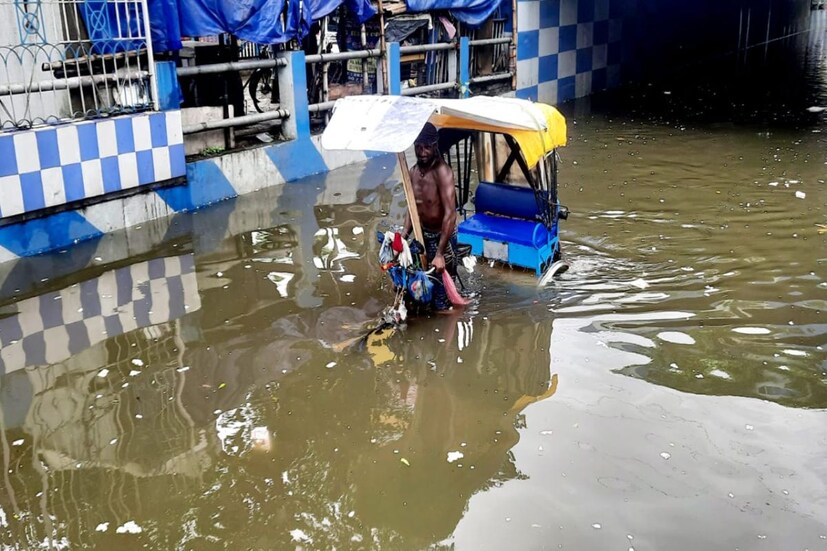 এদিকে খিদিরপুর এলাকার জল জমার সমস্যা মেটাতে পলি তুলে বোট ক্যানেলের সংস্কার করা হবে, সেই সঙ্গেই লিফটিং মেশিন দিয়ে এই এলাকার জমা জল বের করে দেওয়া হবে। এলাকার জল সরাসরি টালি নালায় যাতে পড়ে তার ব্যবস্থা করা হচ্ছে।