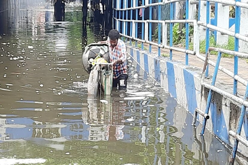 প্রবল বৃষ্টির জেরে কলকাতায় ঠনঠনিয়া, কলেজ স্ট্রিট, লালবাজার, মুক্তারামবাবু স্ট্রিট, এমজি রোড, গণেশ চন্দ্র এভিনিউ, সেন্ট্রাল এভিনিউ, মানিকতলা, আমহার্স্ট স্ট্রিট, ট্যাংরা, খিদিরপুর, আলিপুর, ও বেহালার বেশ কিছু অংশে জলমগ্ন হয়ে রয়েছে। এদিকে আজ ও আগামিকাল কলকাতায় বৃষ্টি চলবে বলে পূর্বাভাস দিয়েছে আবহাওয়া দফতর।