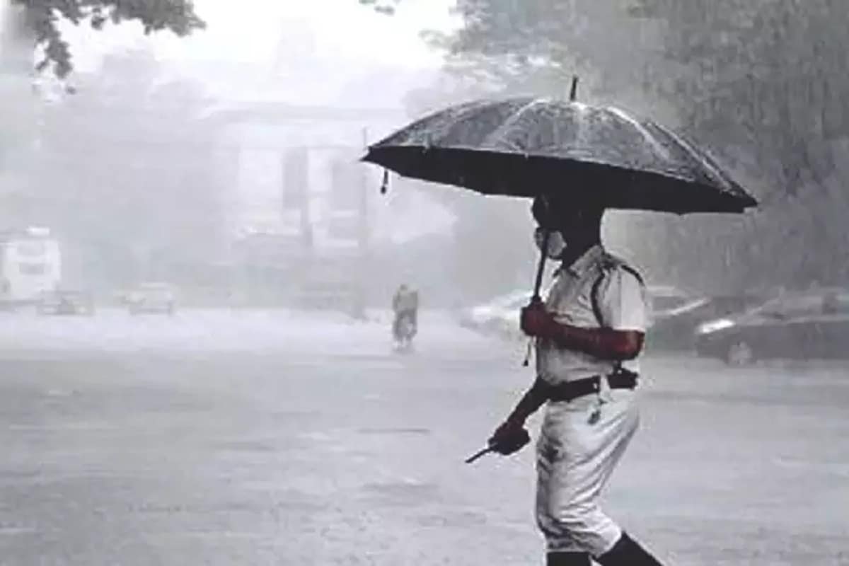  বাতাসে জলীয় বাষ্প থাকায় আর্দ্রতা জনিত অস্বস্তি। আজ সকালে সর্বনিম্ন তাপমাত্রা ২৫.৫ ডিগ্রি । গতকাল বিকেলে সর্বোচ্চ তাপমাত্রা ছিল ৩০.৩ ডিগ্রি। বাতাসে জলীয়বাষ্পের সর্বোচ্চ পরিমাণ ৯৭ শতাংশ। বৃষ্টি হয়েছে সামান্য ৭.৮ মিমি।