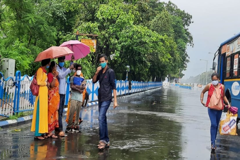 কলকাতায় আজ আংশিক মেঘলা আকাশ। দিনের ও রাতের তাপমাত্রা স্বাভাবিকের উপরে। সকালের দিকে মনোরম পরিবেশ। বিকেলের দিকে হালকা বৃষ্টির সামান্য সম্ভাবনা। আজ সকালে সর্বনিম্ন তাপমাত্রা ছিল ২৫.৪ ডিগ্রি সেলসিয়াস । যা স্বাভাবিকের থেকে ৩ ডিগ্রি উপরে। গতকাল বিকেলে সর্বোচ্চ তাপমাত্রা ছিল ৩১.৩ ডিগ্রি সেলসিয়াস। স্বাভাবিক। বাতাসে আপেক্ষিক আর্দ্রতার পরিমাণ ৬৭ থেকে ৯২ শতাংশ। বৃষ্টি হয়নি কলকাতায়।
