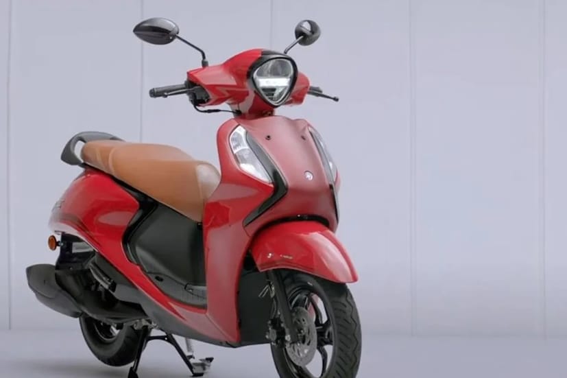 খুব সস্তায় স্কুটার আনল ইয়ামাহা। জাপানি দুচাকা প্রস্তুতকারী সংস্থা ভারতের বাজারে Yamaha Fascino 125 Hybrid লঞ্চ করেছে। চলতি মাসের শেষ থেকেই এই স্কুটার শোরুমে দেখা যাবে।