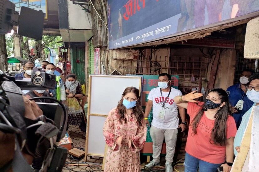 ‘পিঙ্ক’ ছবির পর ‘লস্ট’ ছবি নিয়েই বলিউডে ফিরছেন পরিচালক অনিরুদ্ধ রায়চৌধুরী। প্রথম ছবিতে অমিতাভ বচ্চন (Amitabh Bachchan) ও তাপসী পান্নুকে (Tapsee Pannu) নিয়ে রুপোলি পর্দায় একেবারে ম্যাজিক তৈরি করেছিলেন পরিচালক অনিরুদ্ধ। আর এবার অনিরুদ্ধের ‘লস্ট’ ছবিতে ইয়ামি গৌতম ছাড়াও দেখা যাবে এক ঝাঁক বলিউড তারকাকে। রয়েছেন পঙ্কজ কাপুর, রাহুল খান্না, নীল ভুপলম, পিয়া বাজপেয়ী ও তুষার পাণ্ডে।
