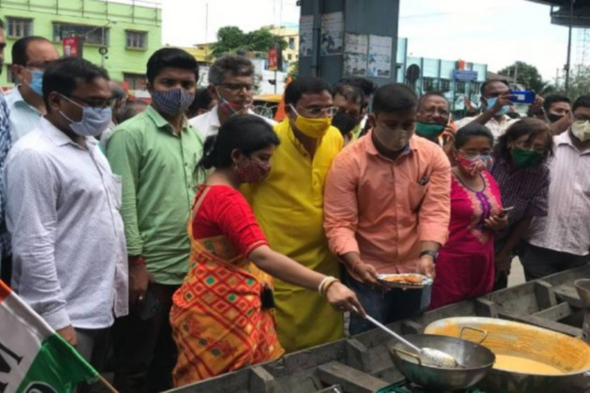 রাস্তায় প্রতীকী রান্না অদিতি মুন্সির,অগ্নিমূল্য জ্বালানির বিরুদ্ধে প্রতিবাদ