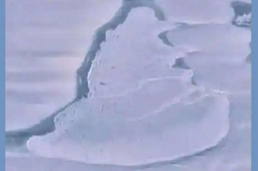 আন্টার্টিকা (Antarctica) -র বরফ দ্রুত ভ্যানিশ হয়ে গেছে৷ জলবায়ু পরিবর্তনের (Climate Change) সবচেয়ে বেশি কুপ্রভাব যদি এই মুহূর্তে কোথাও পড়ে তাহলে তা আন্টার্টিকা৷ যা বিজ্ঞানীরা প্রচণ্ড চিন্তিত৷ গত দু বছর ধরে এর প্রভাব দেখা যাচ্ছে কুমেরুতে৷ ২০১৯ সালে আন্টার্টিকায় একটি হ্রদ কার্যত রাতারাতি গায়েব হয়ে গিয়েছিল৷ বিজ্ঞানীদের মতে ওই ঝিলের আইসবার্গটি গায়েব হয়ে গিয়েছিল৷ ঝিল কী করে এভাবে রাতারাতি গায়েব হয়ে গেল তা জানতে বিজ্ঞানীরা স্যাটেলাইট পিকচারের সাহায্য নেন৷ (NASA)