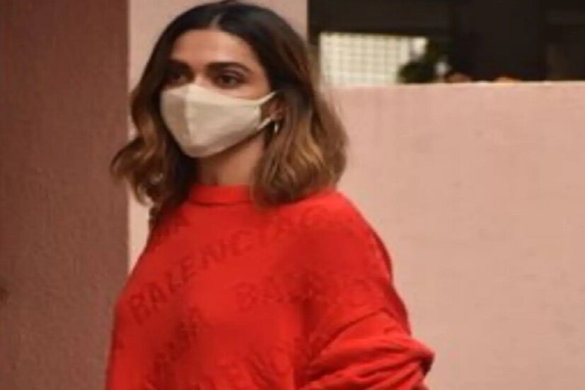 করোনার দ্বিতীয়-তৃতীয় ঢেউয়ের (Coronavirus Second Wave, Coronavirus Third Wave) দাপটে সবাই যখন নাজেহাল ঠিক তখনই তখন দীপিকাও সতর্কতা স্বরূপ পড়েছেন মাস্ক ৷ (ছবি সৌজন্যে Viral Bhayani) ৷