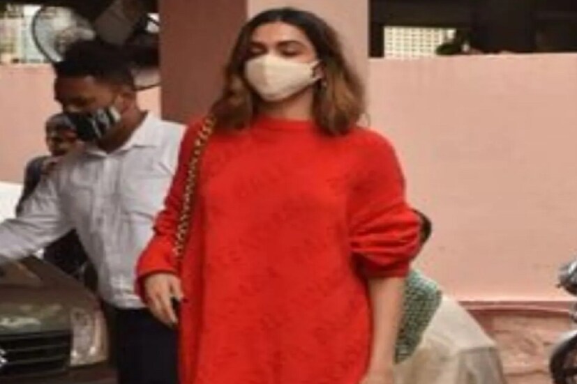 ভক্তরা দীপিকার পোশাকের প্রশংসা করেছেন কিন্তু ঢলঢলে পোশাকের রহস্য হিসাবে ভাবতে শুরু করেছেন তাহলে কি এবার দীপিকা মা হতে চলেছেন? (ছবি সৌজন্যে Viral Bhayani) ৷