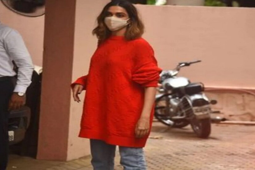 ঢলঢলে সোয়েটার পরেছেন দীপিকা তাতেই গুজব ছড়িয়েছে যে তিনি মা হতে চলেছেন ৷ (ছবি সৌজন্যে Viral Bhayani) ৷