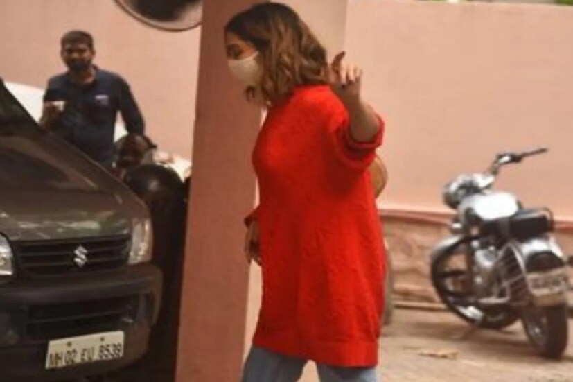 আসলে এর আগে দীপিকা একটি কাঁচা আমের ভিডিও শেয়ার করেছিলেন ৷ তখন একজন কমেন্ট করেছিলেন সন্তান সম্ভবা হলেই মেয়েদের একটু আধটু টক খেতে ইচ্ছে করে ৷ (ছবি সৌজন্যে Viral Bhayani) ৷