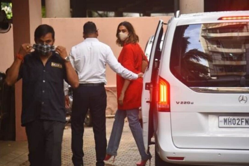 হৃতিক রোশনের সঙ্গে দীপিকার পরবর্তী ছবি ফাইটারের ঘোষণা করা হয়েছে ৷ এছাড়াও ৮৩ ও হলিউড ছবি দ্য ইন্টার্নের রিমেকেও দেখতে পাওয়া যাবে দীপিকা পাড়ুকোনকে ৷ (ছবি সৌজন্যে Viral Bhayani) ৷