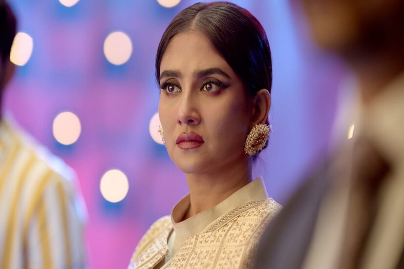 *তিন বোনের গল্প বল এই ধারাবাহিক। দরিদ্র পরিবারের তাতির ঘরের মেয়ে এই তিনজন। তবে তাদের হাতের কাজ দারুণ। রাজনন্দিনীর মুখোমুখি হয় এই তিন বোন। তারপর কি হয় জানতে দেখুন 'তিন শক্তির আধার-ত্রিশূল' কালার্স বাংলার পর্দায়। সংগৃহীত ছবি।