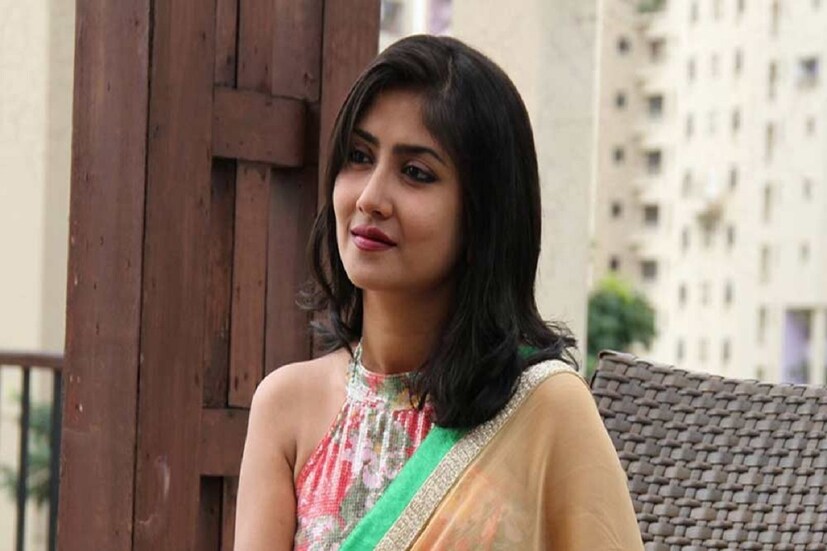 *২০১৬ সালে কালার্সের বিগ বস-এ অংশগ্রহণ করেছিলেন দেবলীনা। আবার এই চ্যানেলের সঙ্গে কাজ করেছেন তিনি। এর মধ্যে বেশ কিছু ছবিতে অভিনয় করেছেন দেবলীনা। তাঁকে নতুন ভাবে দেখতে মুখিয়ে রয়েছেন দর্শক। সংগৃহীত ছবি।