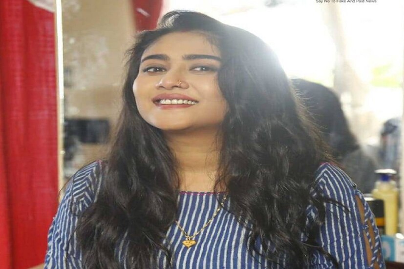 *অতিমারীর জন্য বহু দিন বন্ধ ছিল শ্যুটিং। কয়েকটি চ্যানেল শ্যুট ফ্রম হোম করলেও, কালার্স বাংলা তা করেনি। পুরোনো ধারাবাহিক কিংবা কালার্স হিন্দির জিনিস ডাব করিতে দেখিয়েছেন তাঁরা। পরিস্থিতির উন্নতি হওয়ায় চারটে নতুন ধারানাহিকের পসরা সাজিয়ে হাজির কালার্স। সংগৃহীত ছবি।