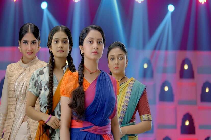 *কালার্স বাংলায় সম্প্রচারিত হবে এই ধারাবাহিক। দেবলীনা চরিত্রের নাম রাজনন্দিনী। একেবারে গ্লামরস এই চরিত্র। ফ্যাশন আইকন রাজনন্দিনী। দেবলীনার লুক, শরীরী ভাষা সমস্ত কিছু ঠিক করা হয়েছে চরিত্রের এই চরিত্রের কথা মাথায় রেখে। সংগৃহীত ছবি।