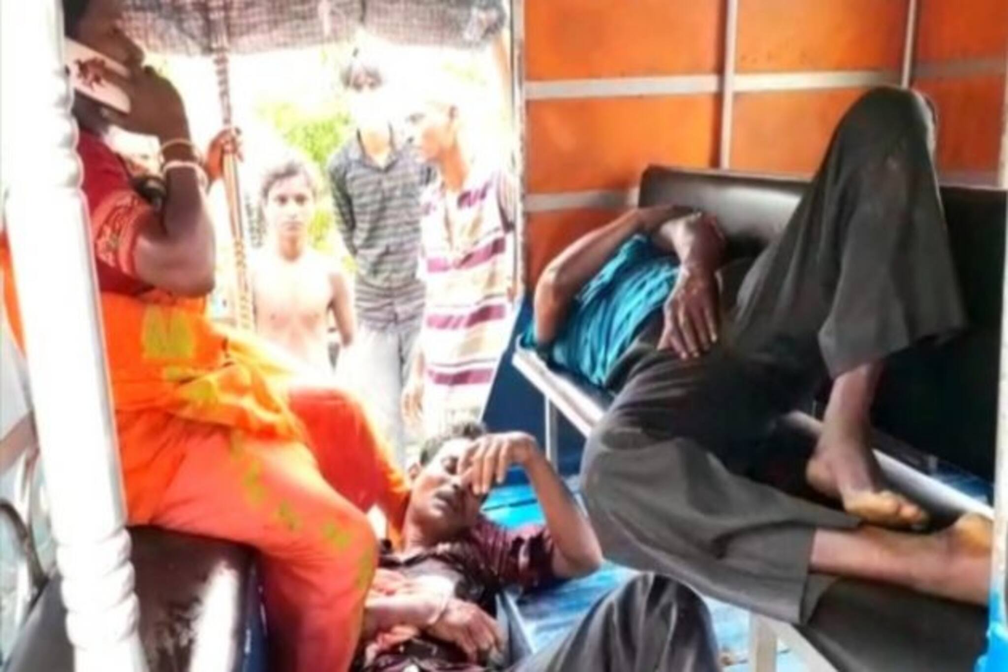 ইঞ্জিন ভ্যান-ম্যাটাডোরের মুখোমুখি সংঘর্ষ, আহত ১৫