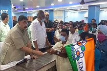 তৃণমূলে যোগ দিলেন বামফ্রন্ট নেতা মনসা হাঁসদার ছেলে তৃণমূলে যোগ দিলেন বামফ্রন্ট নেতা মনসা হাঁসদার ছেলে