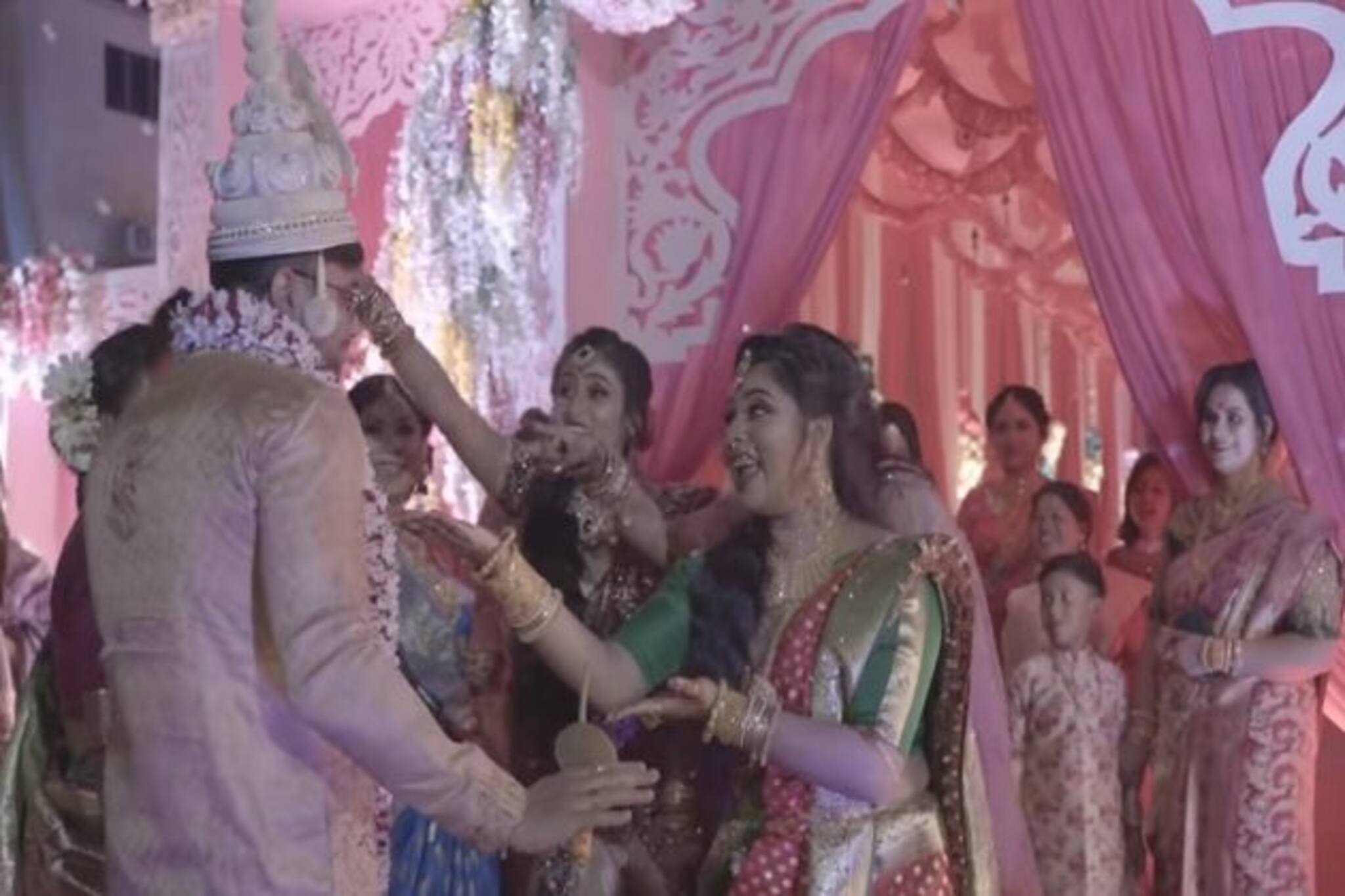 শাড়ি-ল্যাহেঙ্গা পরা সুন্দরীদের সঙ্গে Sunny Leone-Kajol-এর গানে নেচে কাঁপালেন বর