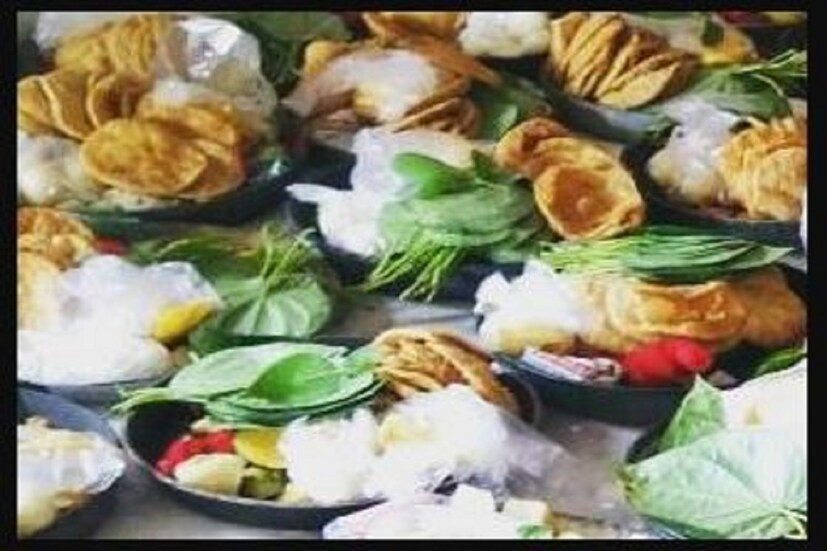 *ফল বা ময়দার রান্না যাই খাওয়া হোক না কেন সেটা ১৩ সংখ্যায় গ্রহণ করার কথাই ব্রতে বলা হয় ৷ তবে যদি সেটা না হয় তাহলে পুজো মিটে যাওয়ার পর বিজোড় সংখ্যাতেও খাদ্যগ্রহণ করা যায় ৷
