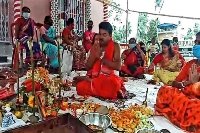 *এই পুজোর ব্রত মানতে গেলে সংযম পালন করতে হয় নিরামিষ খাদ্য গ্রহণ করতে হয় ৷ চাল-চিঁড়ে-মুড়ি এসব খাওয়া যায় না ৷ আর খাবার যা খেতে হয় সেখানেও ১৩ সংখ্যা রাখা আবশ্যক ৷ ফল বা ময়দার রান্না যাই খাওয়া হোক না কেন সেটা ১৩ সংখ্যায় গ্রহণ করার কথাই ব্রতে বলা হয় ৷ তবে যদি সেটা না হয় তাহলে পুজো মিটে যাওয়ার পর বিজোড় সংখ্যাতেও খাদ্যগ্রহণ করা যায় ৷