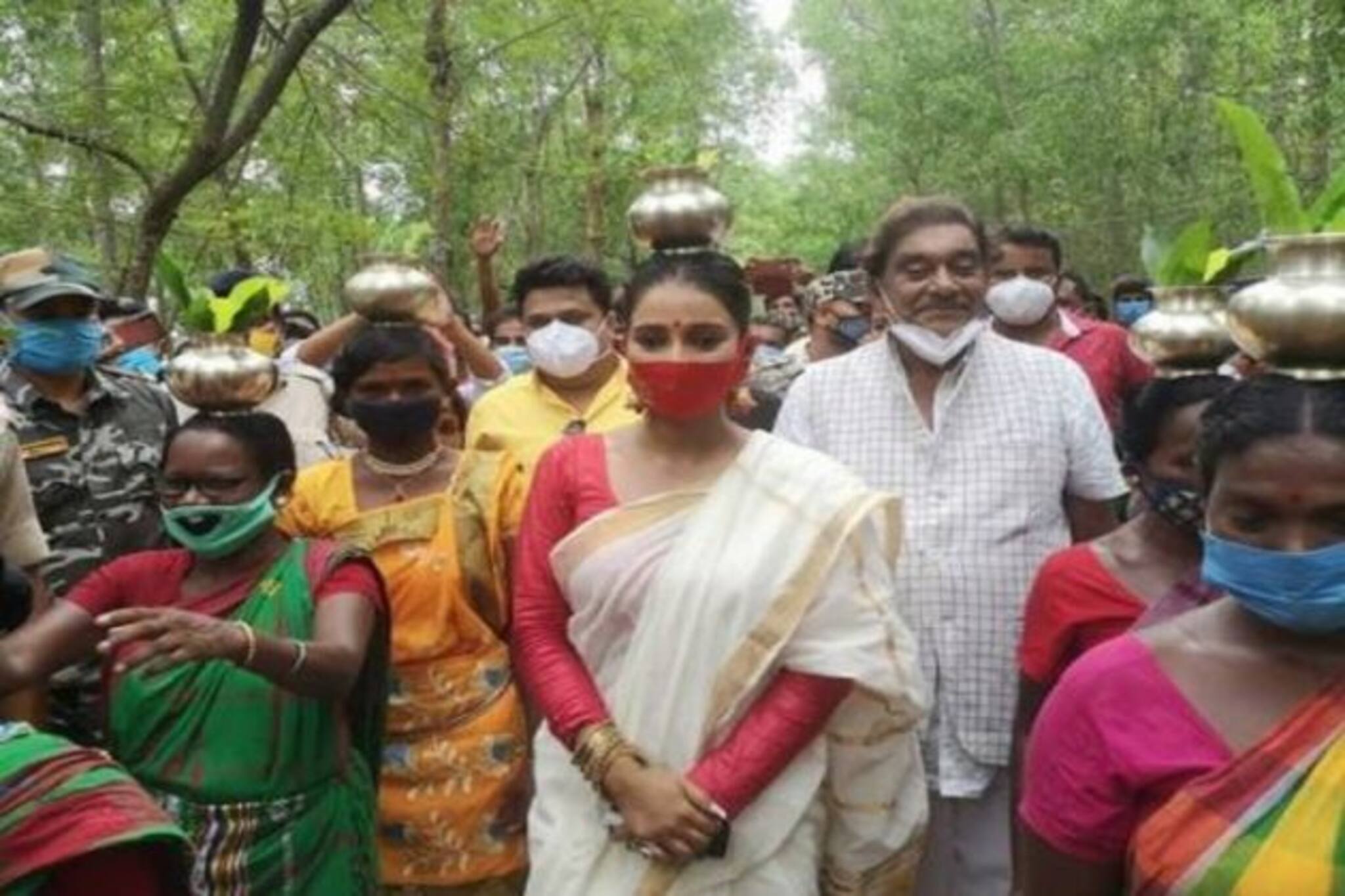 পরনে শাড়ি,মাথায় কলসী! ছবির শ্যুটিং নয়, গ্রামবাসীদের সঙ্গে যা করলেন সায়ন্তিকা