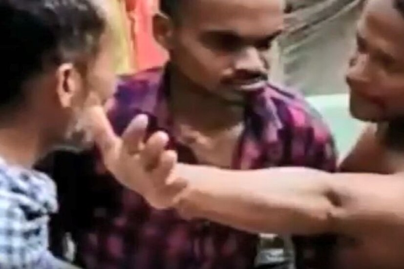 •সোমবার নিজের স্ত্রীকে ফিরিয়ে নিয়ে যাওয়ার জন্য বাড়ির লোককে নিয়ে মেয়ের বাড়িতে হাজির হন যুবক। প্ল্যাকার্ড ও নিজেদের ছবি হাতে নিয়ে শ্বশুরবাড়ির সামনে ধর্ণায় বসেন তিনি। এরপর শ্বশুরবাড়ির লোকজন ধাক্কাধাক্কি করে সরিয়ে দেওয়ার চেষ্টা করে। তবুও অনড় ওই যুবক। 